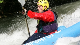 Remando en kayak